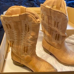 Cowboy boots, natural color